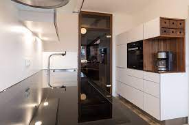 Schwarze kuchen darauf mussen sie achten. Weisse Kuche Mit Grifflosen Fronten Und Dunkler Arbeitsplatte In Die Das Kochfeld Flachenbundig Eingelassen Ist Hin Weisse Kuche Schone Kuchen Kuche Weiss Holz