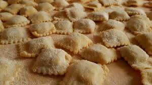I ravioli fatti in casa della nonna, la ricetta con ricotta e spinaci, come conservarli, come condirli e come riempirli. Ravioli Di Zucca Fatti In Casa Blogboccabuona