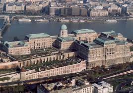 Położone w centrum budapesztu wzgórze zamkowe jest jednym z najbardziej charakterystycznych miejsc nie tylko stolicy węgier, ale i całego kraju. Zamek Krolewski W Budapeszcie Wikipedia Wolna Encyklopedia