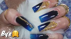 Los colores que predominan en esta temporada 2014 son los naranjas, el fucsia (en su variante el orquidea radiante el color del año 2014 según pantene) ,el coral, pasteles, azul marino, blanco, nude, neón, negro, dorado, plateado. Hermosas Unas Azul Con Dorado Youtube