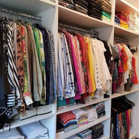 Organizabox - Repost @sei_onde_ta_tudo Closet organizado entre cabides, dobras e cores. ( foto1/3) . Todos os espaços foram ocupados com roupas e sobrou um espacinho provisório para os acessórios, pois o móvel