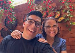 Mi mamá después de que le regaláramos lo que dijo que no quería 😂 …  #diadelasmadres