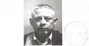 Radican cargos contra hombre que robó un marbete y una tablilla