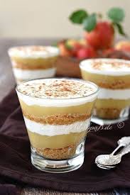 Ein Blitz Schichtdessert Im Glas Mit Apfelmus Griechischem Joghurt Und Vollkornkeksen Mit Nusskrokant Joghurt Dessert Dessert Rezepte Einfach Dessert Rezepte