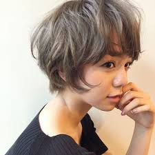 ハイトーンショートヘアには黄色味がないクリーミーなアッシュカラーがベスト 全体を丸いラインでつないでカットするとこんなデザインになります 前髪はやや透けるように隙間をつくりデザインしてます 使用カラー剤 arimino prime color v 9a v 8p ピグメント4トーン