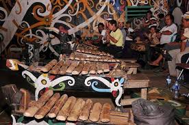 Kita bisa melihat itu semua dari banyaknya lagu daerah, rumah adat, baju adat, upacara adat, tarian tradisional, alat musik tradisional dan lainnya. Menarik Merangkum 5 Alat Musik Tradisional Kalimantan Utara Yang Unik
