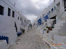 Τα στενά σοκάκια, τα λευκά μικρά σπίτια και το γεγονός ότι απαγορεύονται τα τροχοφόρα στο κέντρο της χώρας, την κάνουν ακόμα πιο μαγευτική και φιλική για βόλτες και περιπάτους. Sokatzoy Kalws Hl8ate Sto Sokaki Moy Folegandros H Sidhra