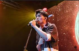 作詞：黃偉晉 / 婁峻碩 作曲：黃偉晉 / 婁峻碩 編曲:魯綱宇 癱在我的房間 貓咪踩過幾遍 ba la da la di la day 被甩掉的第七天 手機丟在一邊 讓我fade out 一切 ba la da la di la day 訊息奪命連環sent 說現在得推我去海邊 夕陽咖啡店 說壞的心情會隨著日落不見 oh å…¥ä¼å‰æœ€å¾Œä¸€å ´å…¬é–‹æ´»å‹• é»ƒå‰æ™‰éŸ³æ¨‚æœƒæ‰¾éŸ‹ç¦®å®‰ç«™å°