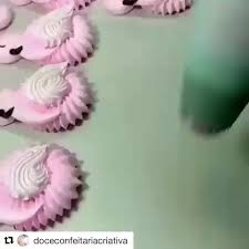 Flamant Rose En Meringue Video In 2020 Buttercream Flowers Meringue Macarons