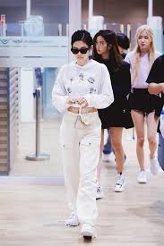 Jennie was also warmly welcome in paris charles de gaulle airport by fans! Blackpinkofficial Korean Airport Fashion Fashion Blackpink Fashion