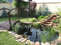 Petit Bassin De Jardin Rond Avec Des Poissons Et Un Pont De Jardin En Bois Petit Bassin De Jardin Bassin De Jardin Amenagement Jardin Bassin