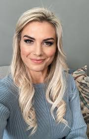 Estelle Bond's Instagram, Twitter & Facebook