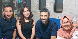 Didi riyadi sendiri memiliki seorang adik bernama tahir hadiwijoyo atau biasa dipanggil dengan nama tata. Didi Riyadi Dan Ayu Ting Ting Bersandingan Di Foto Keluarga Sudah Dapat Restu Dream Co Id