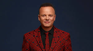 Buona vita is a 2003 compilation album of the best of early recordings by gigi d'alessio which sold half a million copies, and heralded his popular success. Gigi D Alessio Riprogramma Al 2021 Il Noi Due Tour Date E Biglietti