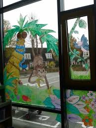 Raamschildering Op Het Raam Van Kdv In Een Basisschool Liesbeth Ramen Schilderen Ramen Home Decoratie