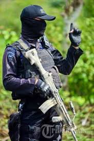 2 orang anggota kopassus sedang beraksi dengan senjata serbu ringan. Indonesia Army Cyber World Yogasf21 Profil Pinterest