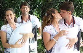Juliana frias, esposa de mario frias, usou o instagram para demonstrar apoio ao ator, cotado para assumir a secretaria especial da cultura após a saída de regina duarte.nos comentários de uma. Mario Frias Vai A Maternidade Buscar A Esposa E A Filha Ofuxico