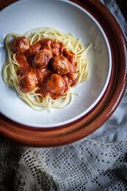 Spaghetti Mit Tomatensauce Und Hackballchen Foodundco De Foodblog Aus Nurnberg Rezept Hackballchen In Tomatensauce Tomaten Sauce Lebensmittel Essen