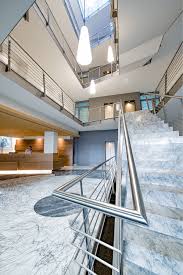 A pyramidal roof culminating in a fully glazed nature observatory defines this wooden house built on a square footprint. Zurich Seefeld Die Klinik Direkt Am See Klinik Pyramide