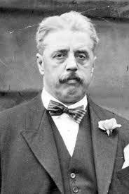 Arnold Bennett's Instagram, Twitter & Facebook
