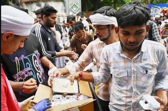 ඉන්දියාවේ කැරපොතු අරගලයත් ලංකාවේ වගේම වෙයි.. අරගලකරුවන්ට ඔන්ලයින් ආහාර ආධාර  ගලයි..