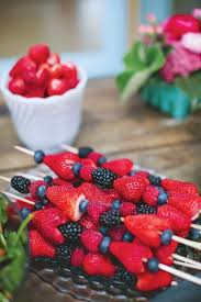 Brochette De Fruits Frais On Craque Pour La Brochette De Fruits Elle A Table Brochette Fruits Brochette Brochettes De Fraises
