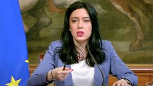 Ma nella maggioranza non mancano le resistenze. Un Metro Di Distanza Fra Le Rime Buccali Degli Alunni E Mascherine Come Riparte La Scuola