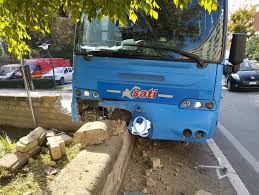 Bus Sati pieno di studenti si schianta contro un muretto - Quotidiano del  Molise