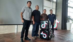 Film indonesia terbaru 2020 nggak cuma film aksi saja, buat kamu yang nonton langsung di bioskop jaka juga punya rekomendasi film indonesia yang sedang tayang dan bakal segera tayang, geng. Daftar Tokoh Lagu Dan Filter Terpopuler Di Tiktok Indonesia 2019 Info Komputer