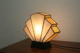 Lampe à poser large choix de références de lampes à poser, sélectionnées par l'équipe de votre site décomania. Lampe Art Deco Vitrail Tiffany Lampe A Poser Flabellum Mimosa Art Deco Lamps Tiffany Stained Glass Lamp