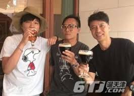 梁栢堅（英文： patrick leung pak kin ，1959年—）係香港 導演。 梁喺香港出世。讀浸會學院（而家香港浸會大學）傳理學院電影系嗰陣，喺吳宇森導演電影《摩登天師》實習做場記。畢業後喺廣告公司做咗3個月，之後加入新藝城做副導演。1996年，佢拍咗第一齣自己. æ¸¯æ˜Ÿå‡ºè»Œè¢«æ›åºŠç…§æ¢æ ¢å …èˆ‡20æ­²å¥³å­åŒå±…ä¹‹æ‡·å­•æ‹‹æ£„å°æ–¹ å£¹è®€