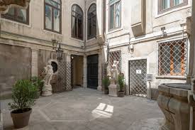 À partir de 121€/nuit (min 3 nuits) informations ». Appartements Venezia Venice Luxury Palace 4