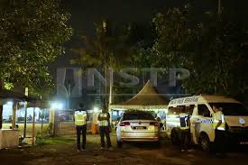 Saya meminta masyarakat india malaysia bertenang dan bersikap rasional dalam menghadapi isu kuil sri maha mariamman di. Rusuhan Kuil 40 Polis Berkawal