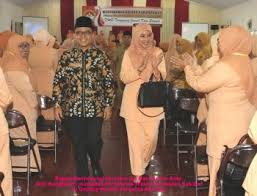 Berikut adalah rangkaian hut dharma wanita persatuan its saat menyanyikan hymne dan mars dharma wanita persatuan. Ny Susi Slamet Kariyono Pimpin Dwp Periode 2014 2019