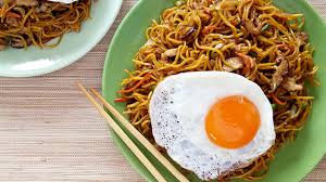 Biasanya indomie dikreasikan dengan bahan masakan yang wajar, tapi kreasi satu ini menggunakan minuman soda dari merek sprite. Mie Goreng Yummy Ph