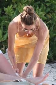 Shayna Taylor Braless Downblouse in Yellow - Taxi Driver Movie