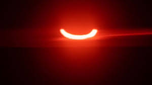 Un eclipse solar anular (izquierda) ocurre cuando la luna está demasiado lejos para cubrir completamente el disco del sol. Pz Zuksmgbojem