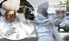 25 o single foi oficialmente lançado em 26 de março de 2021, junto com um. Lil Nas X Buys Fans Drinks At A Hollywood Starbucks While Promoting Music Video Holiday In Costume Daily Mail Online