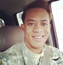 Public Buzz : Photos : transgenre, bodybuildé… et habillé en femme par  l'armée US !