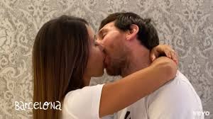 Esta celebración es un homenaje al día en que un par de enamorados rompió el récord mundial del beso más largo. Messi Y Antonela A Los Besos En El Nuevo Videoclip De Residente Rosarioplus