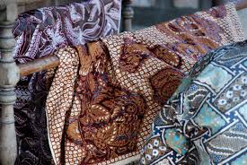 Go tik swan menciptakan batik untuk memenuhi gagasan bung karno iaitu untuk menampilkan nilai seni budaya sebagai jati diri bangsa sekaligus menyuarakan pesanan persatuan indonesia. Batik Go Tik Swan Whiteboard Journal