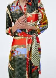 Der fernsehsender tv2 widerlegt die darstellung von h&m jedoch. Es Wird Bunt Extravagante Scarf Print Kleider Fur Den Herbst Modestil Kleider Modetrends