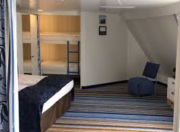 Links sieht man das eingeklappte bett. Familienkabinen Bei Tui Cruises