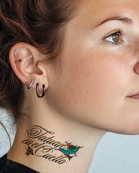 TATUAJE EN EL CUELLO?! Desde que esta frase se convirtió en la insignia de  @ca7rielypacoamoroso he pensado en lo genial que sería si hicieran un  tatuaje temporal como parte de su merch