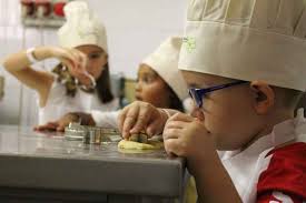 Decoriamo i biscotti con la pasta di zucchero. Cucina Varese Per I Bambini
