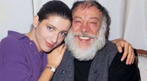 İyi ki doğdun büyük usta münir özkul bugün 94 yaşında 1,5 yıl oldu kaybedeli şok olmuştum vefat edince çok üzülmüştüm hasta ama. Munir Ozkul A 15 Yillik Zorlu Surecinde Eslik Eden Melegi Kizi Guner Ozkul Kultur Sanat Haberleri