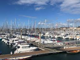 Après avoir parcouru toutes les possibilités, il est apparu que pousser le bateau depuis le haut de la colline se trouvait être la meilleure solution. Deconfinement En Bretagne Les Plaisanciers Peuvent Remettre Leurs Bateaux A L Eau La Roche Sur Yon Maville Com
