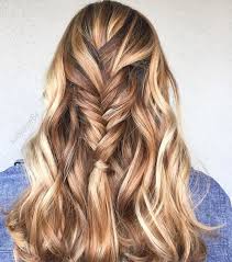 Perfect medium caramel blonde hair color to look good with round or oblong faces. Medium Length Hair Highlights With Caramel Color