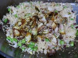 Nasi goreng kampung adalah sejenis varian biasa, terdahulunya diperasai dengan ikan goreng (biasanya ikan kembung), walaupun ikan bilis sudah digunakan untuk menggantikannya sekarang. Nasi Goreng Ikan Goreng Yang Sangat Sedap Azie Kitchen