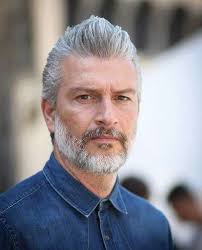 Come prendersi cura dei capelli grigi in poche mosse · per evitare che succeda, bisogna utilizzare ogni volta che ci si lava i capelli uno . Capelli Grigi Uomo 2017 Foto Qnm